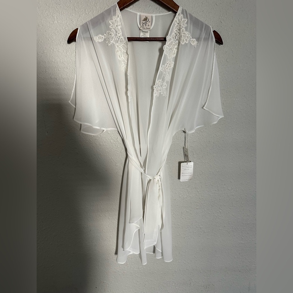 Jonquil by Diane samandi Elegant White Lace Trim Robe
